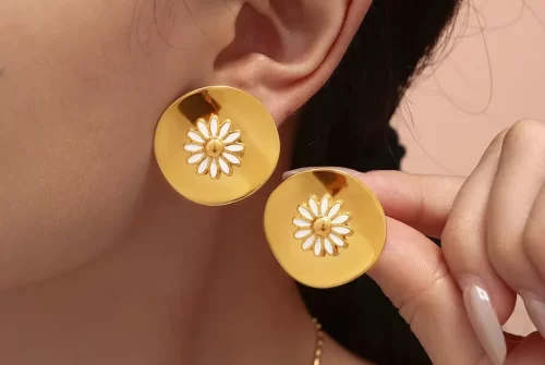 Bright Floral Earrings That Instantly Revitalize a Simple Wardrobe