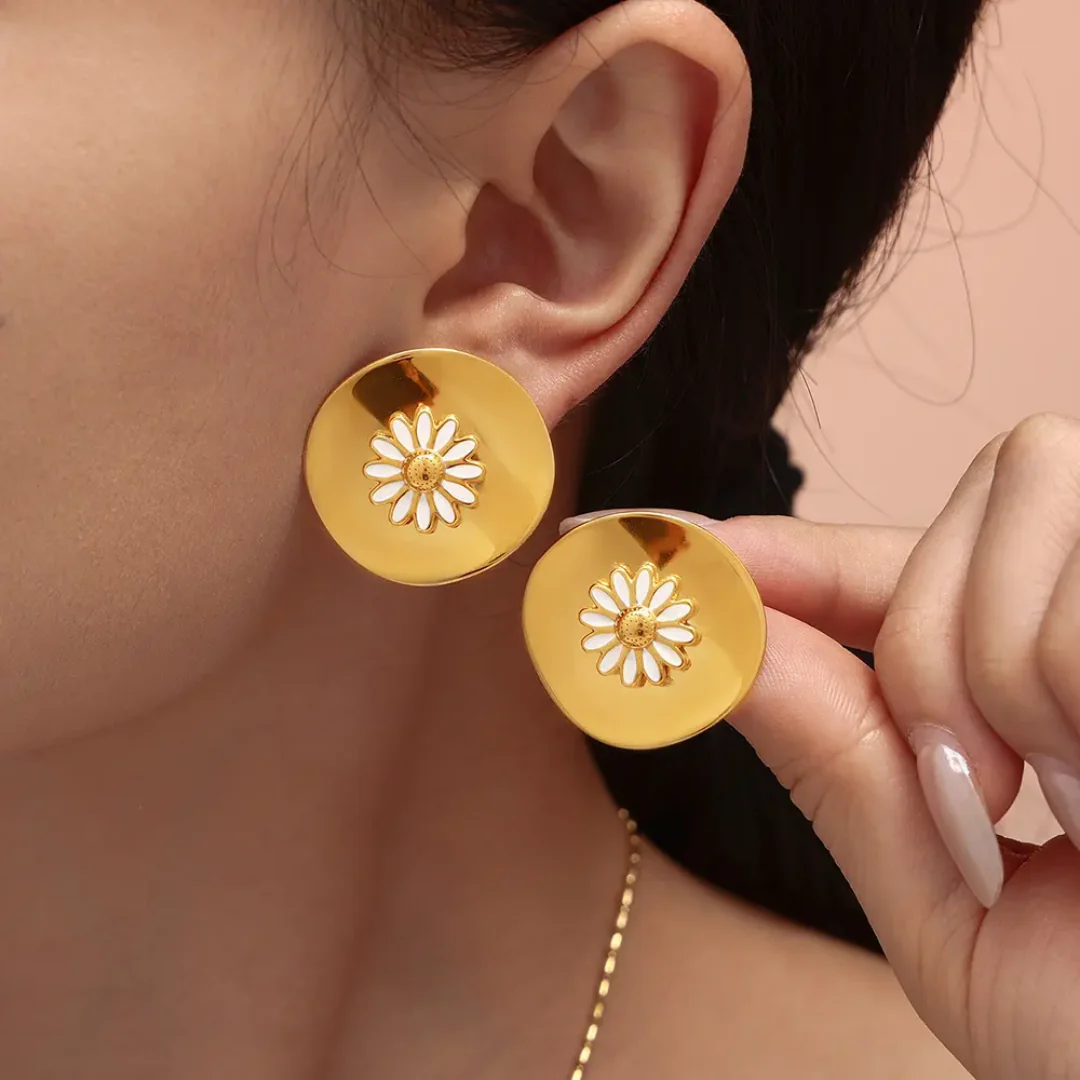 Bright Floral Earrings That Instantly Revitalize a Simple Wardrobe